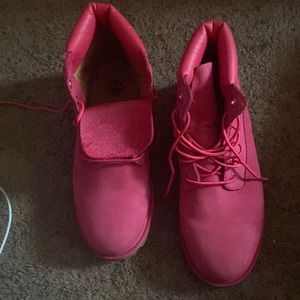 Timberland pink boots size 7 in women. Only worn 2 times (no box).